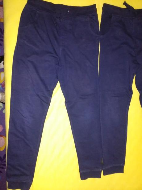 2x tmavomodré tepláky, 134