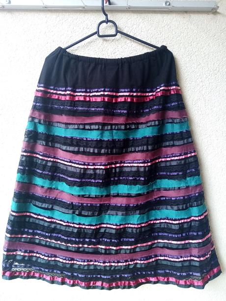 Širšia sukňa s ozdobnými stužkami, m