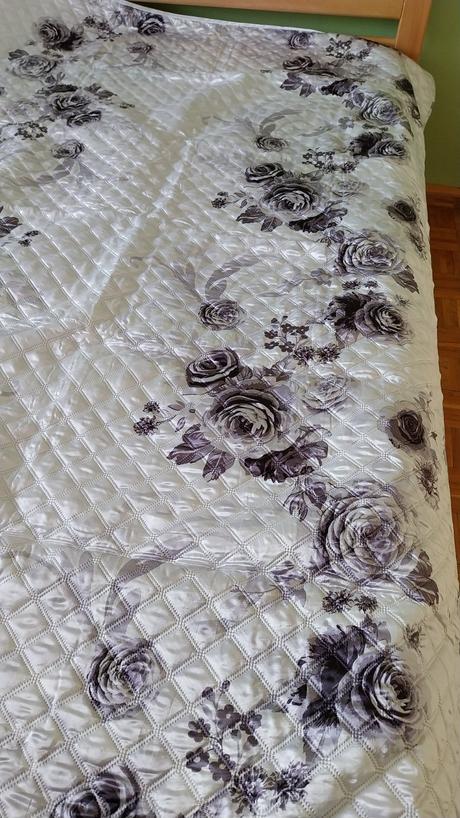 Prehoz na posteľ s krásnymi ružami, 