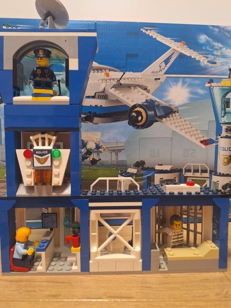 Lego city 60210 policajná letecká základňa,