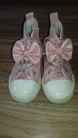 Členkové tenisky, 27