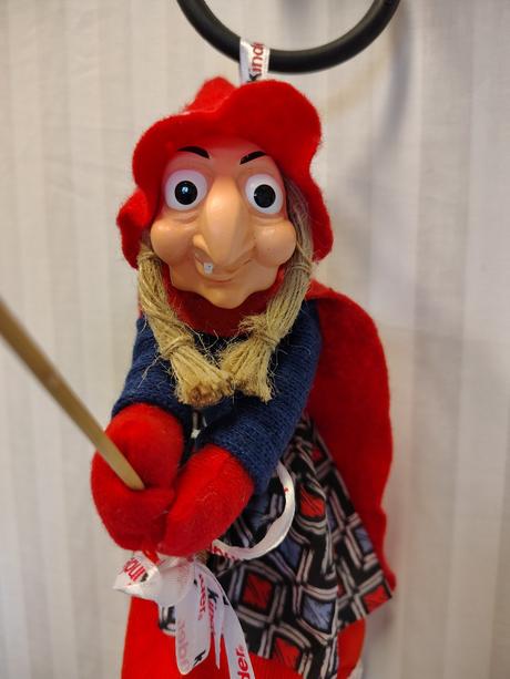 Kinder befana 2020, betta saetta, čarodejnica,