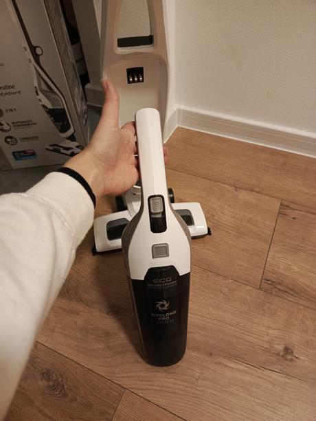 Tyčový vysávač ecg vt 4420, 