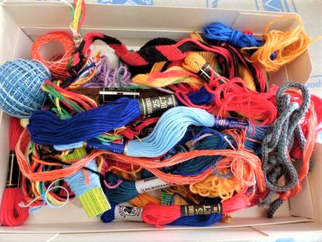 Zbytky vyšívacích bavlniek,