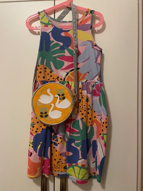 4 saty vel. 134/140 + 3 kabelky a dalsie doplnky, h&m,134