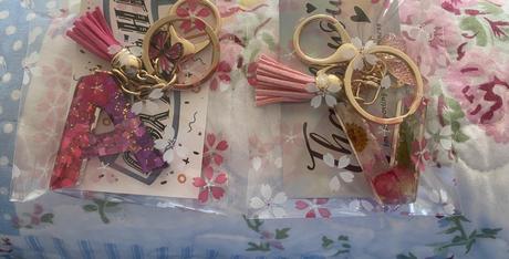 Ručne vyrobené živicové kľúčenky, 