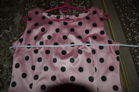 Ružové šaty s čiernymi bodkami, 40