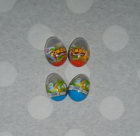 4 x vajíčko s dinosaurami,
