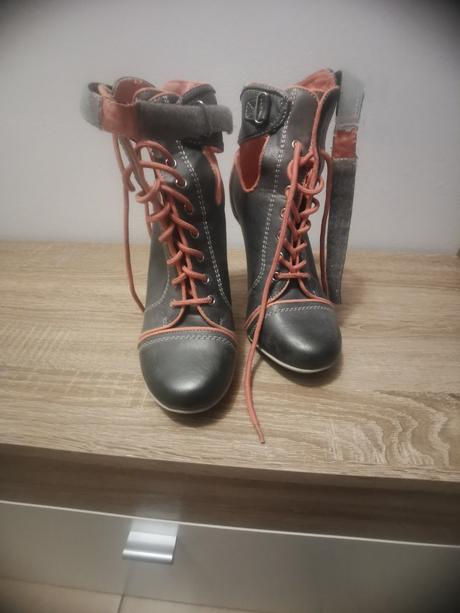 Extravagantné topánky, 38