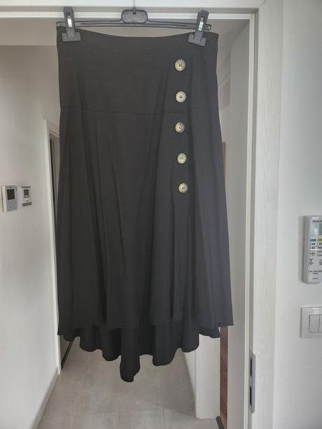 Čierna sukňa s gombíkmi, amisu,m