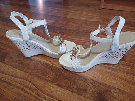 Predám krásne extravagantné sandale, 40