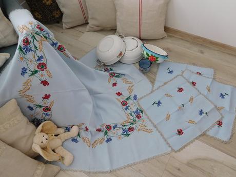 Vidiecký -ručne vyšívaný set obrusov-122x135cm,, 