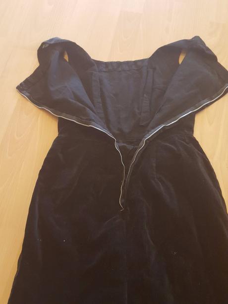 Cierne zamatove saty, 36