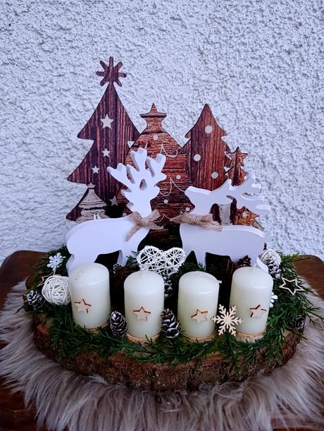 Adventný svietnik na drevenom podstavci,