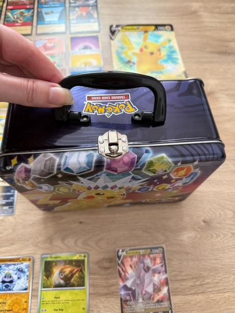 Pikachu kufrík a karty pokémon a lorcana,