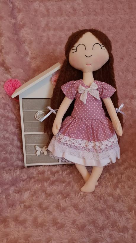 Bábika v obojstranných šatečkách,