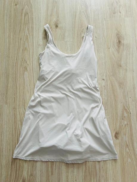 Skvelé šaty so šortkami značky oysho, pc 50 eur, m