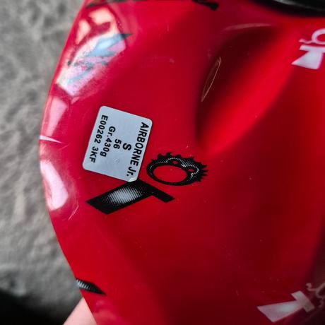 Cyklisticka prilba, s