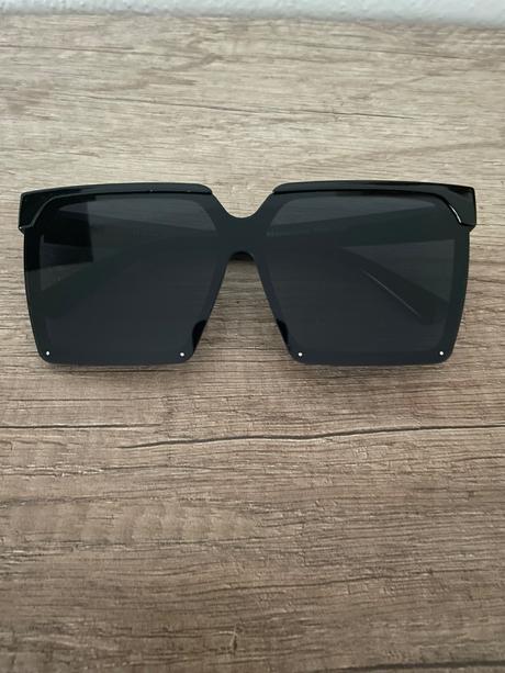 Velke slnecne okuliare, reserved