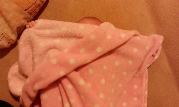 6 mesačná si zakrýva hlavu všetkým, čo nájde