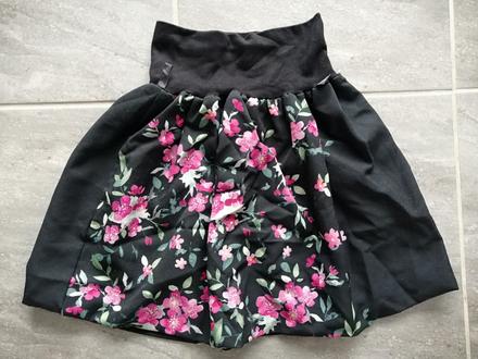 Čierna sukňa s kvetmi a elast. pásom z bavlny v134, 134