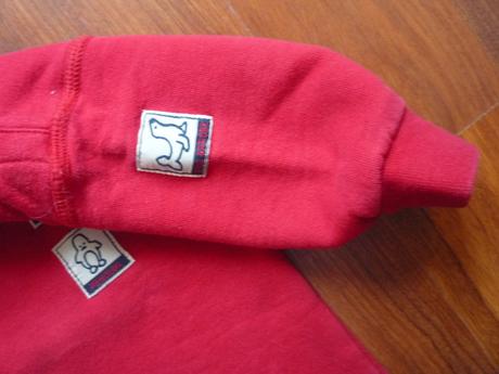 Červená mikina, 74