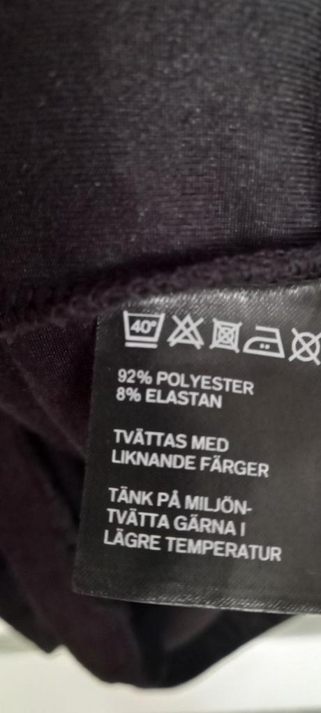 Zamatové šaty švédakej značky åhlens, m