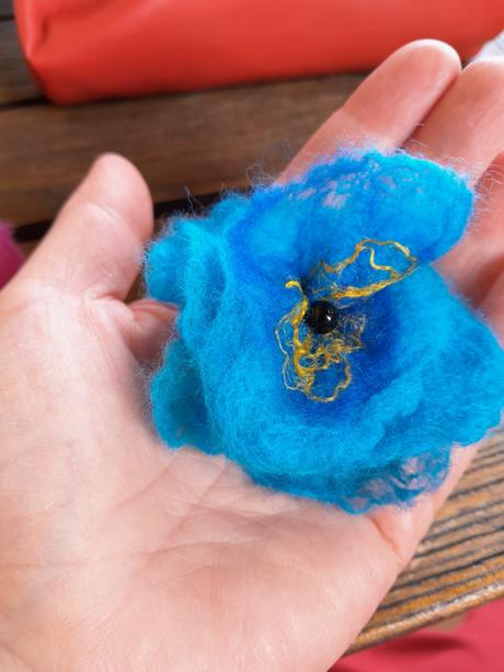 Plstený kvet brošňa alebo spona do vlasov,