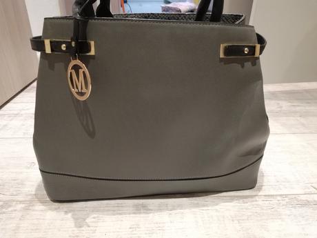 Nová šedá kabelka, 