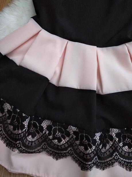 Krásne šaty s golierom pronto moda, m