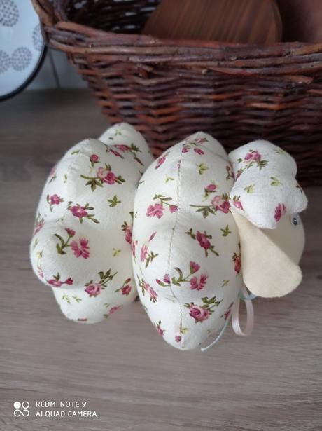 Roztomilá provance vidiecka ovečka super stav, 