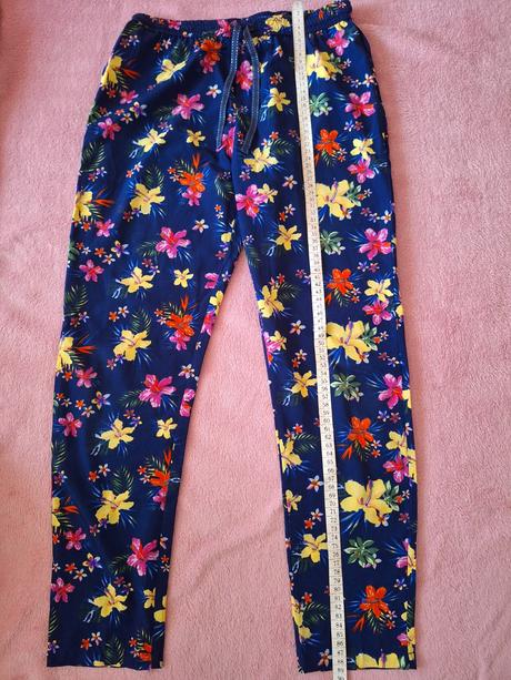 Kvetinové nohavice, 152
