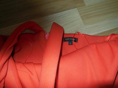 Červené spoločenské šaty, 34