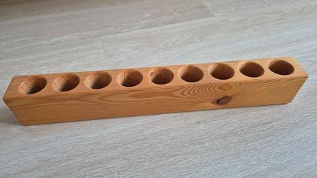 Dreveny stojan na farbicky, 