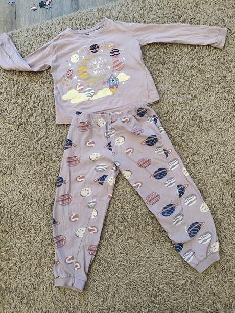 Fialové pyžamko, sinsay,110