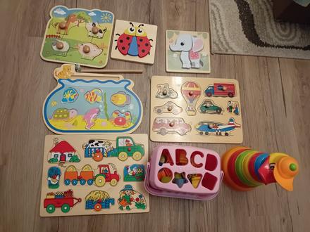 Hračky drevené a plastové pre menšie deti-8 ks, 