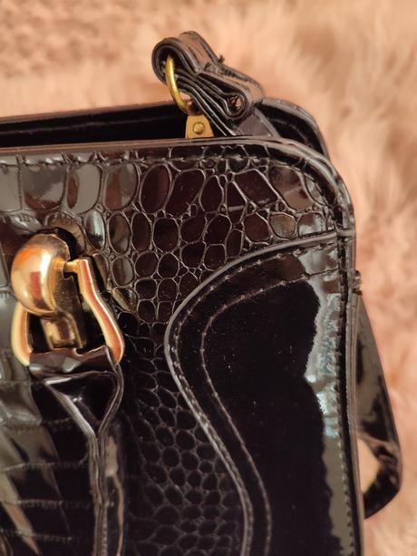 Luxusná lesklá kabelka stredne veľká,