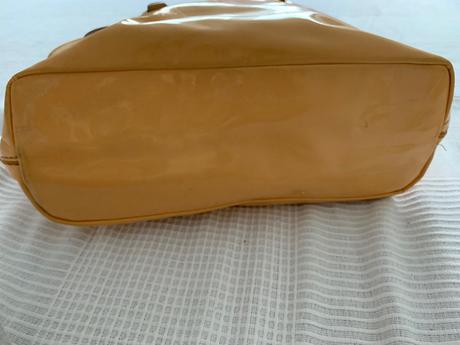 Bežová lakovaná zara, zara