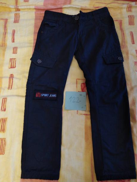 Hrubšie čierne nohavice, 122