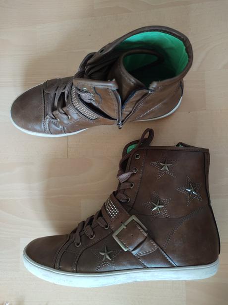 Tenisky s vysokým členkom, 41