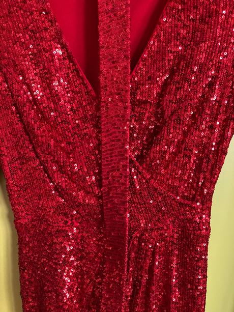 Červene flitrikove saty, s