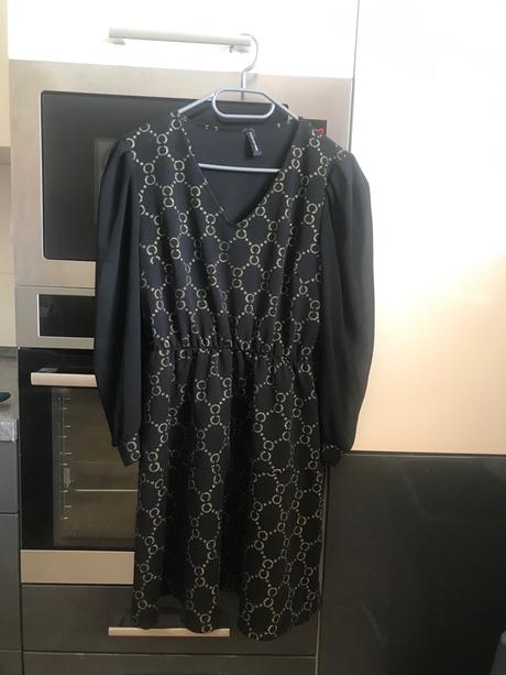 Elegantné šaty s priesvitnými rukávmi, s