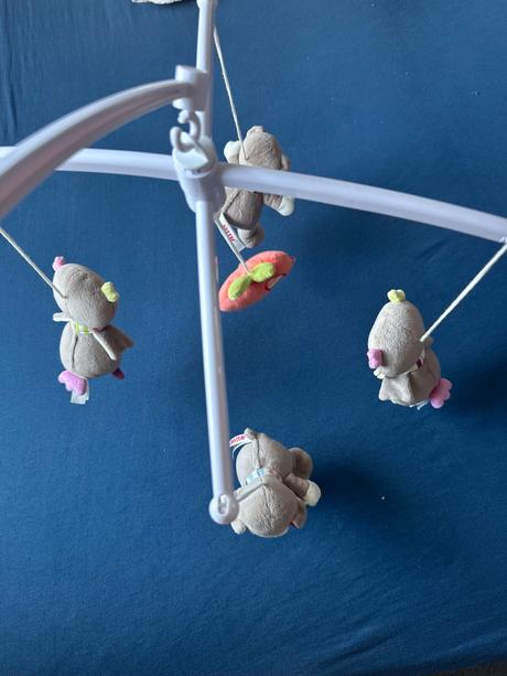 Krásny detsky kolotoč nad postieľku,