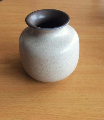 Kameninová vázička,