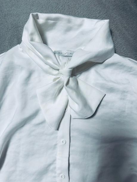 Biela lesklá elastická blúzka s mašľou zn. magenta, m