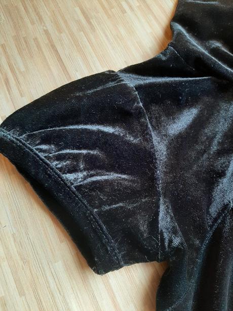 Zamatove saty na styl wednesday, palomino,104