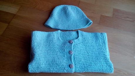 Háčkovaný svetrík s klobúčikom, 80