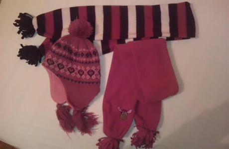 Dve teplé čiapky a šály na 2-6 r, cena spolu, 104