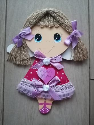 Drevený anjelik šťastia dievčatko,