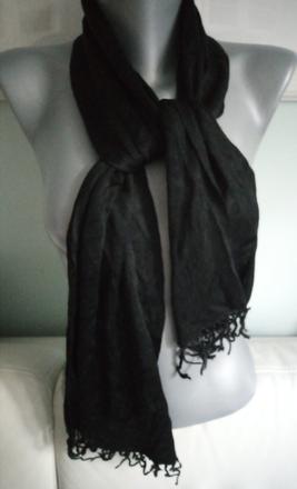 Čierny tenší šálik,